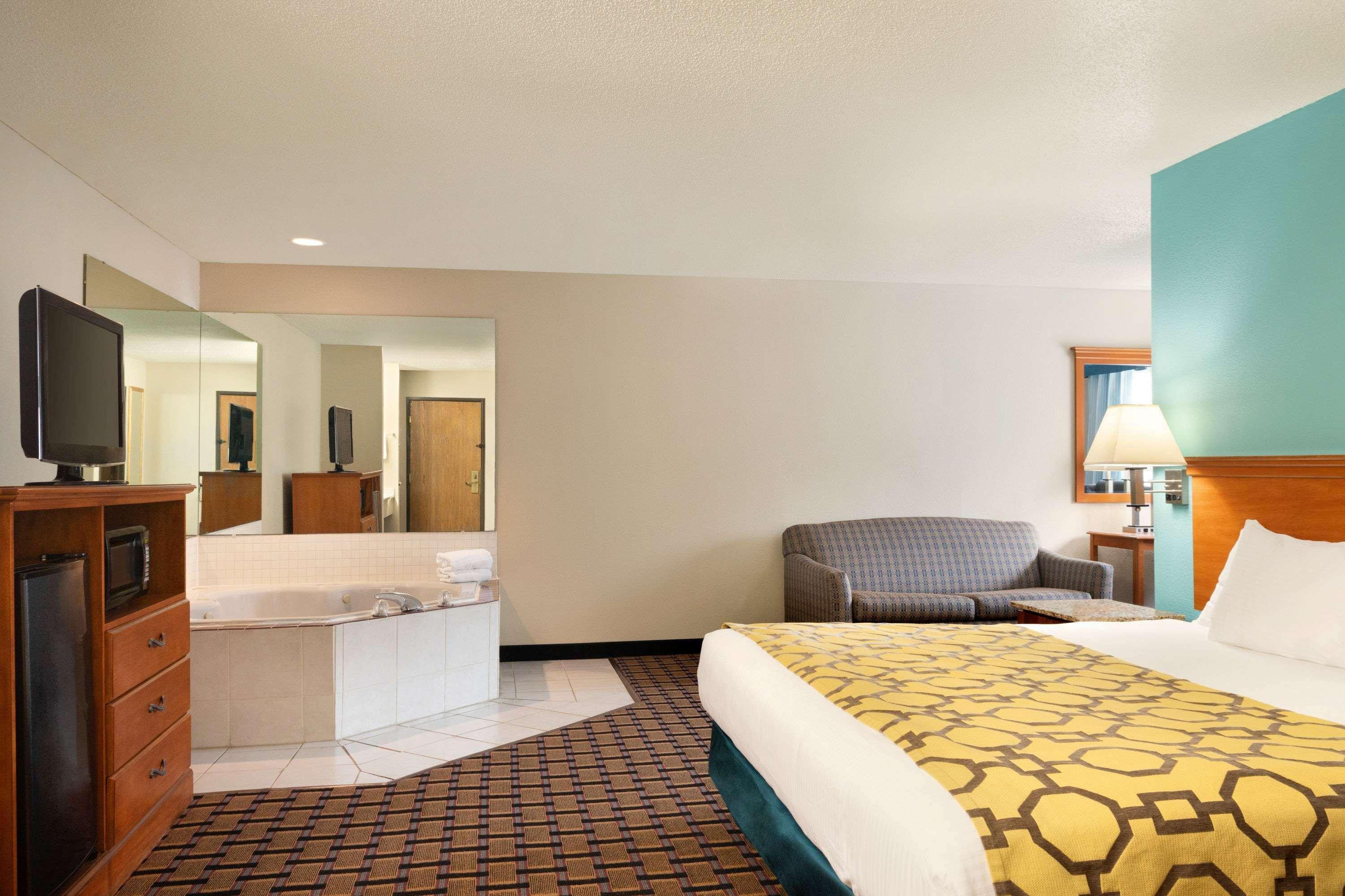 Hotel Baymont By Wyndham Warrenton Exterior foto